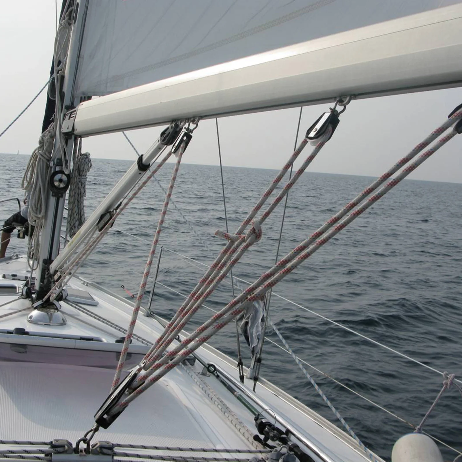 Оттяжка гика лазер. Блок гика шкота. Блок гика шкота. Блок со стопором для гика-шкота. Телескопическая оттяжка гика.