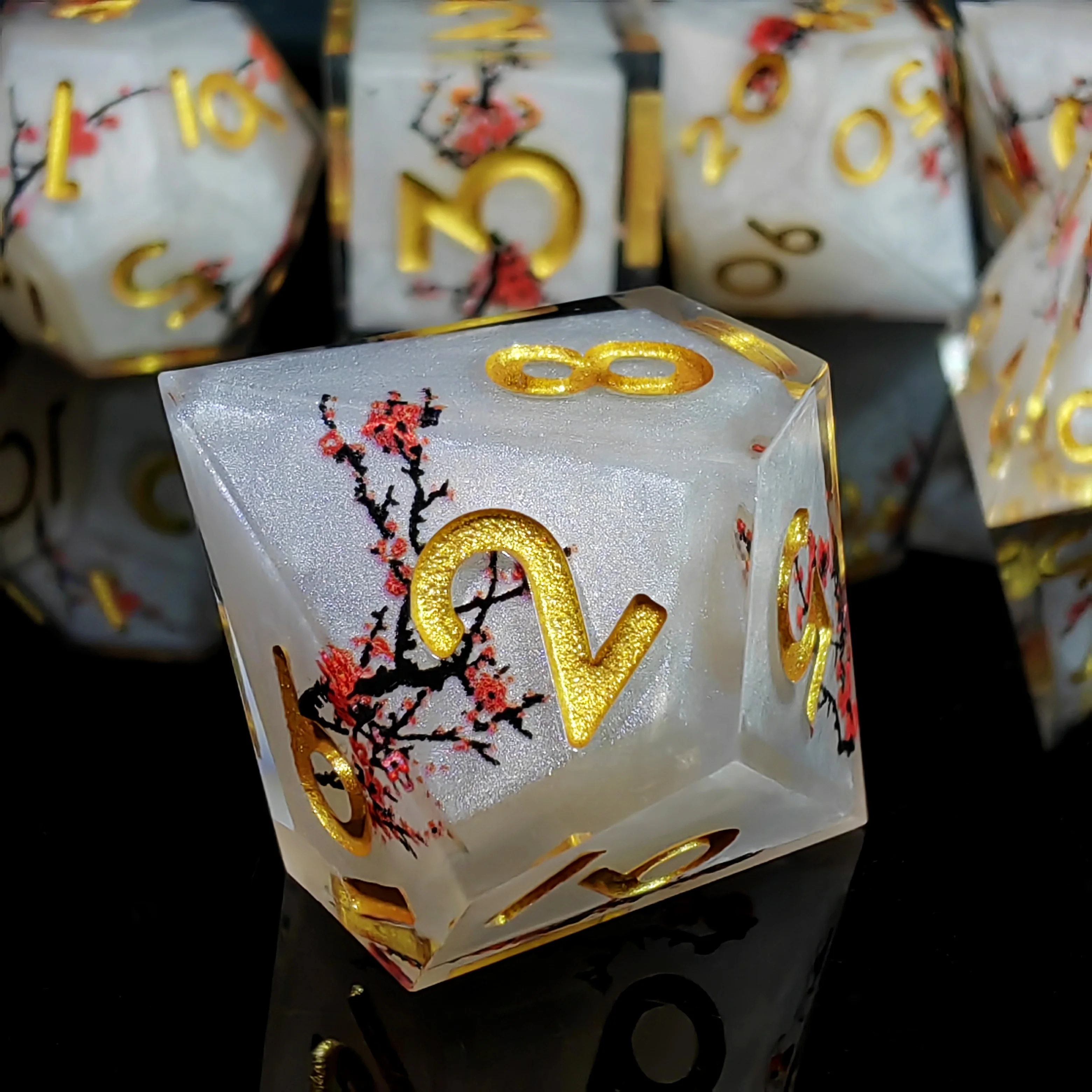 7-Piece Resin DnD Dice Set White Base with Gold Numbers Handmade Polyhedral Dice for Dungeons & Dragons RPG and Tabletop Game