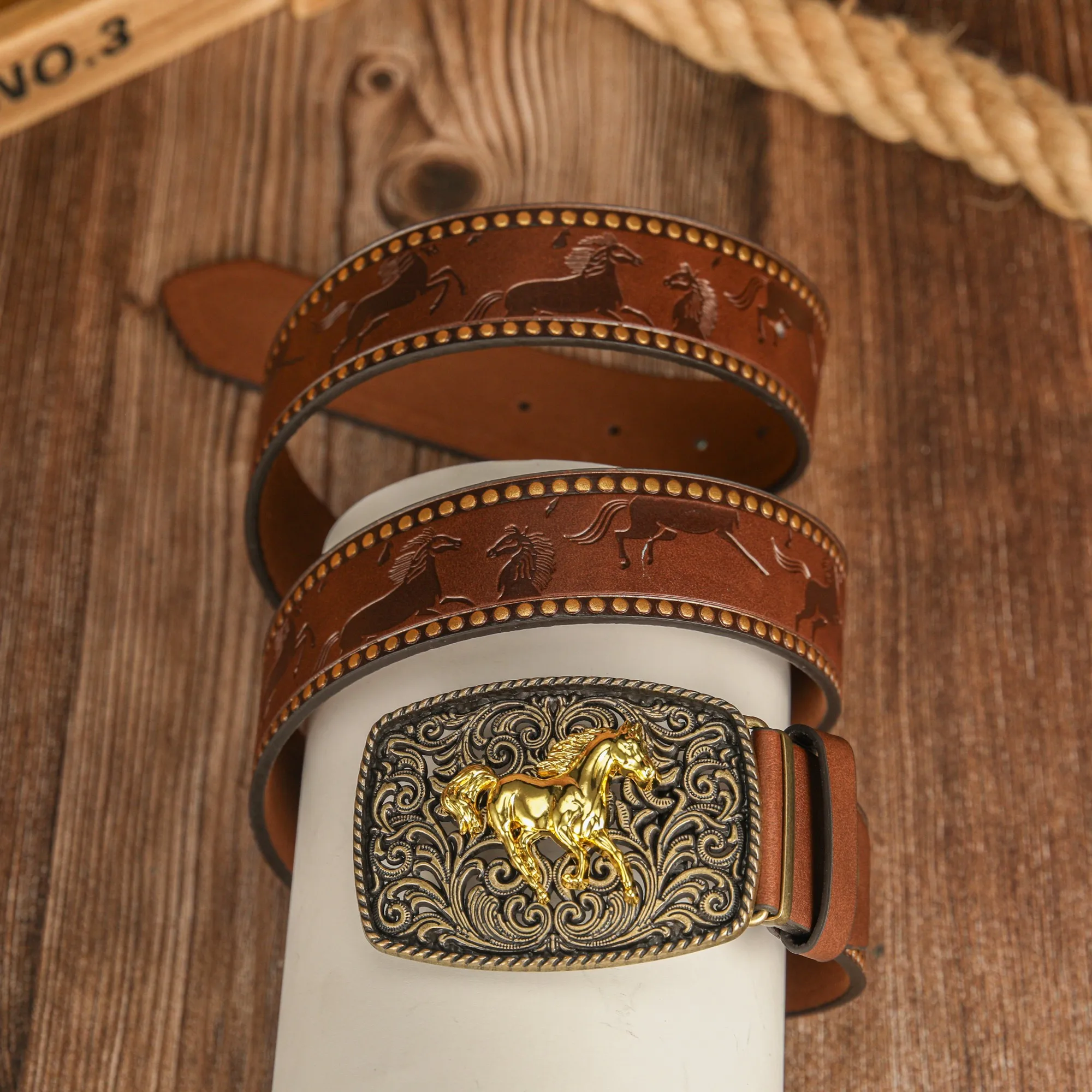 Vierseitig ausgehöhltes goldenes Pferd, Zinklegierungsschnalle, Pferd, handbemalter PU-Gürtel mit Prägung für Männer und Frauen – Detail 2