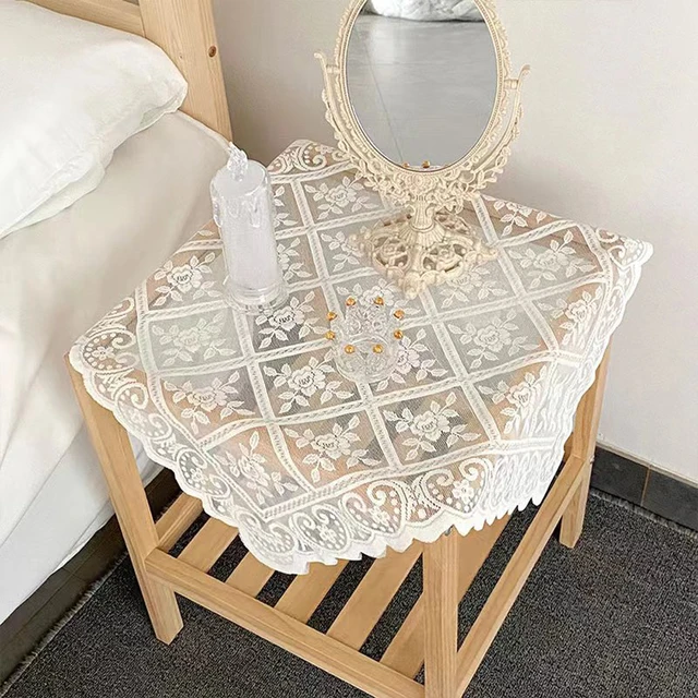 Une nappe en dentelle brodée antique - Nappe carrée en polyester avec processus de coupe de fleur élégante de couleur unie, 100% polyester 6
