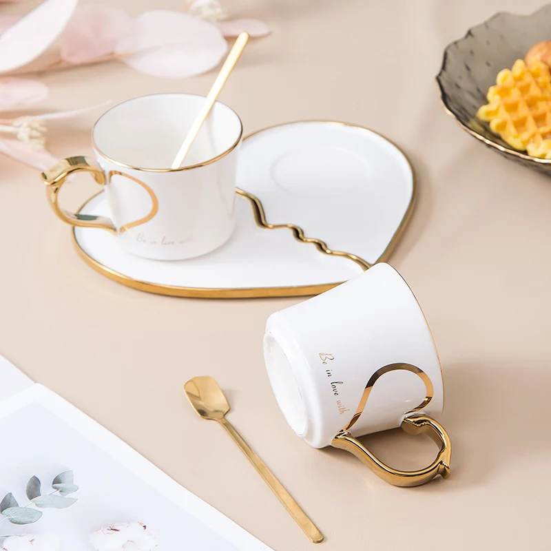 

2024Couple Coffee Cup with Phnom Penh Saucers and Spoons Creative Tea Cup Set Ceramic Tableware Luxury Wedding Gift for Couples