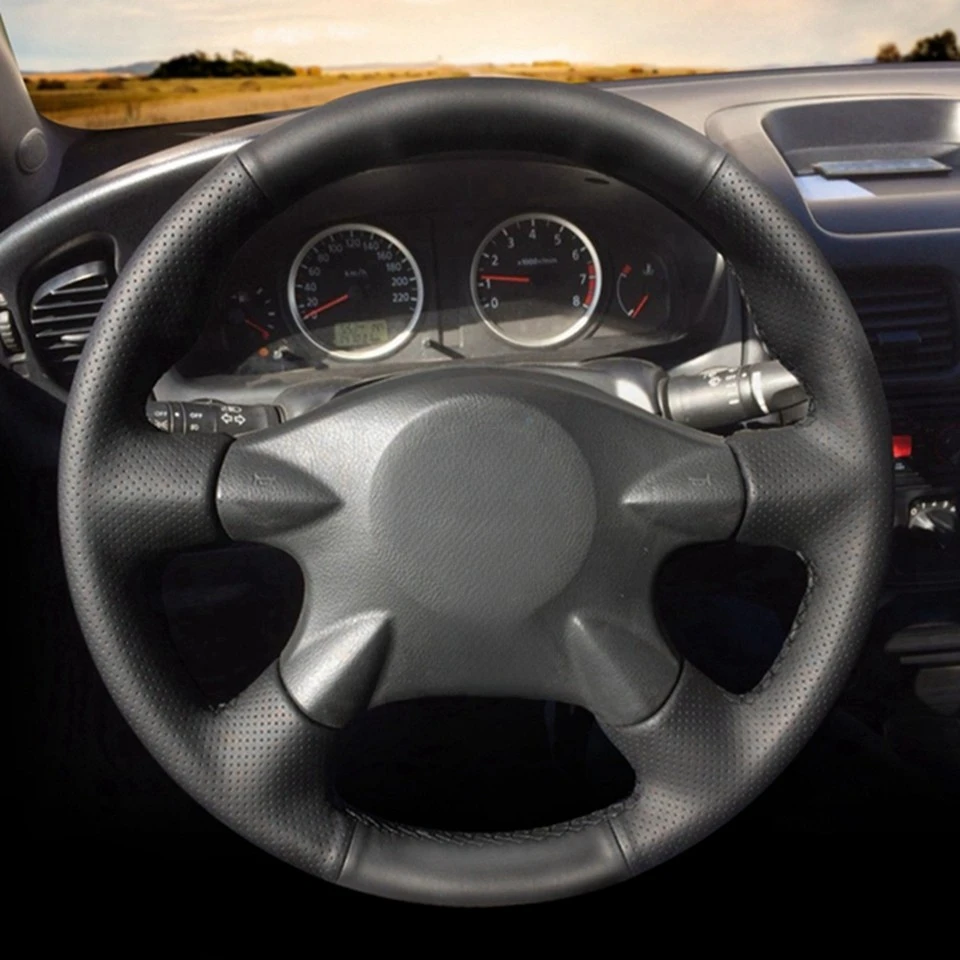 Schwarzer Kunstleder-Lenkradbezug für Nissan Almera (N16) X-Trail (T30) Primera (P12) Terrano 2 Pathfinder Paladin – Detail 2
