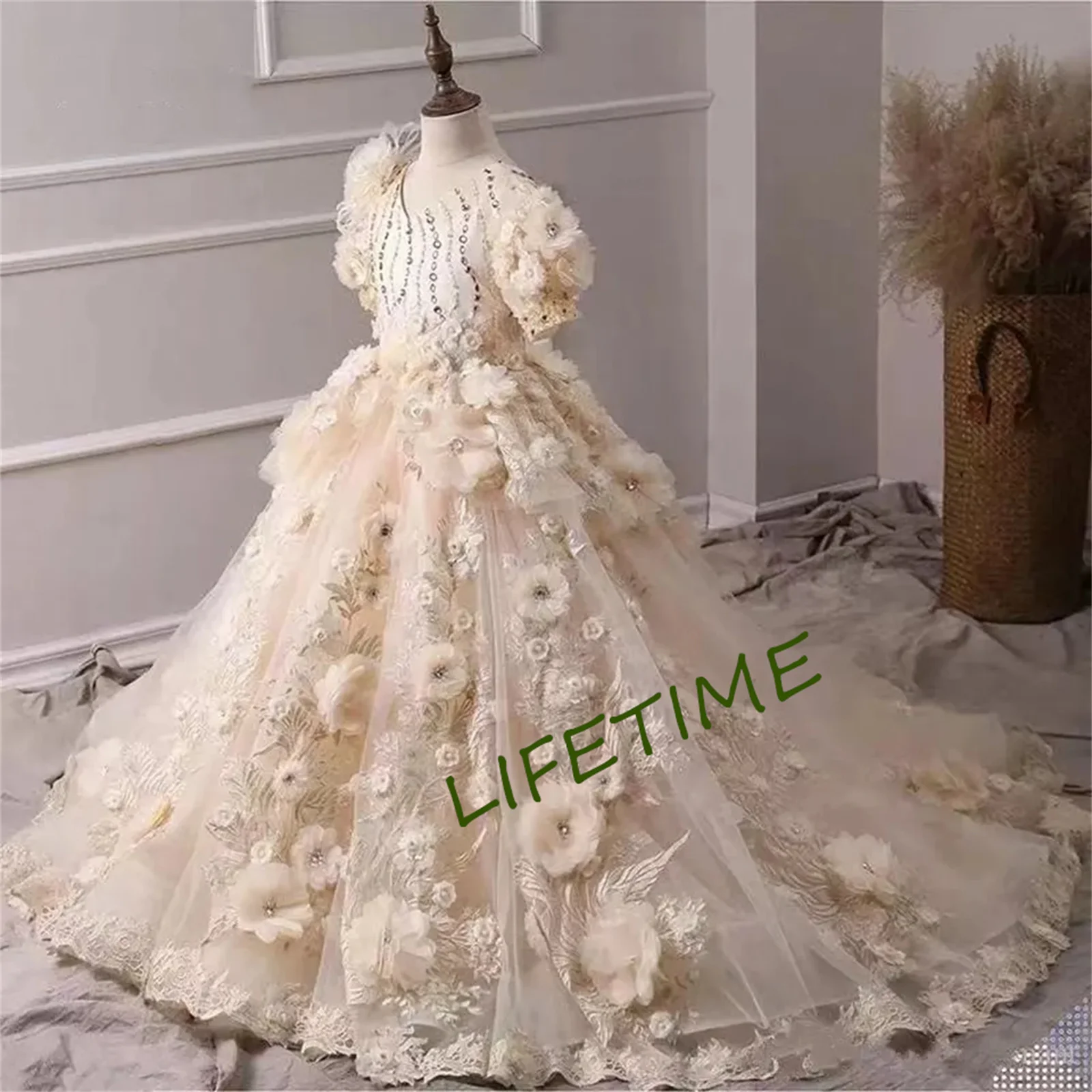 

Luxury Champagne Flower Girl Dresses 2023 3D Floral Appliques Sparkly Sequined Beaded Kids Birthday Pageant First Communion Gown