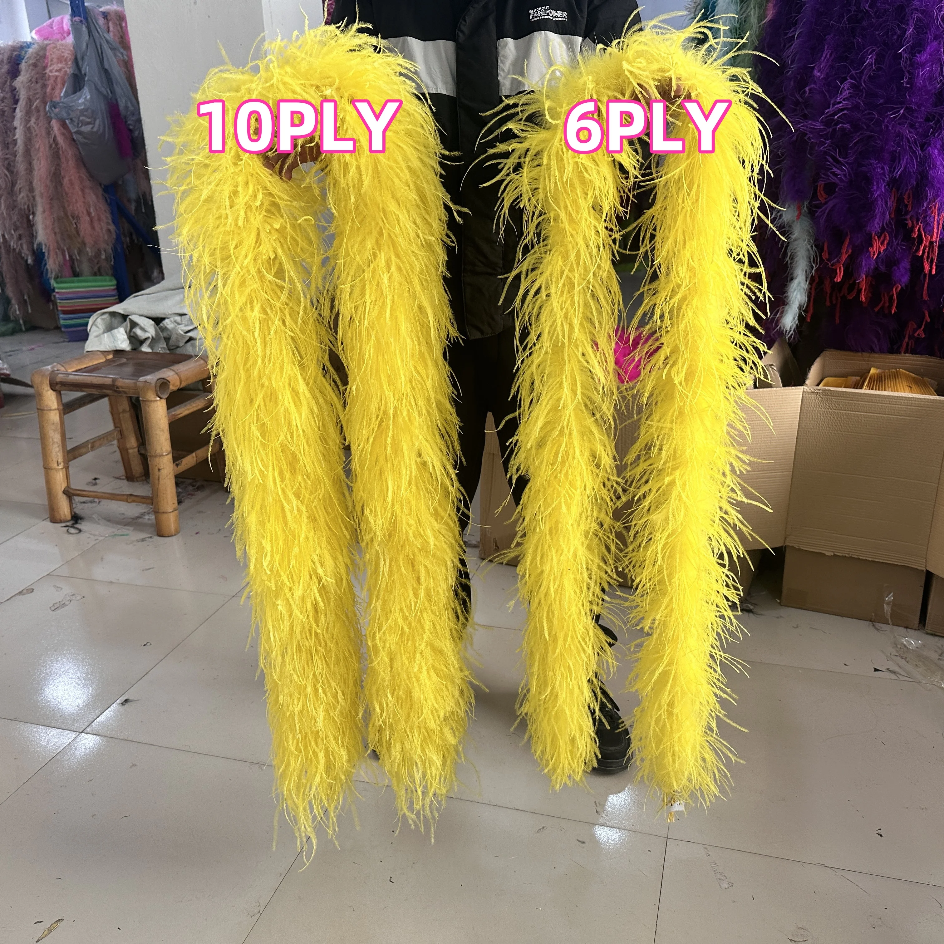 Parte Insola Di Torta Di Nozze Con Piume Fotografia Stock - Immagine