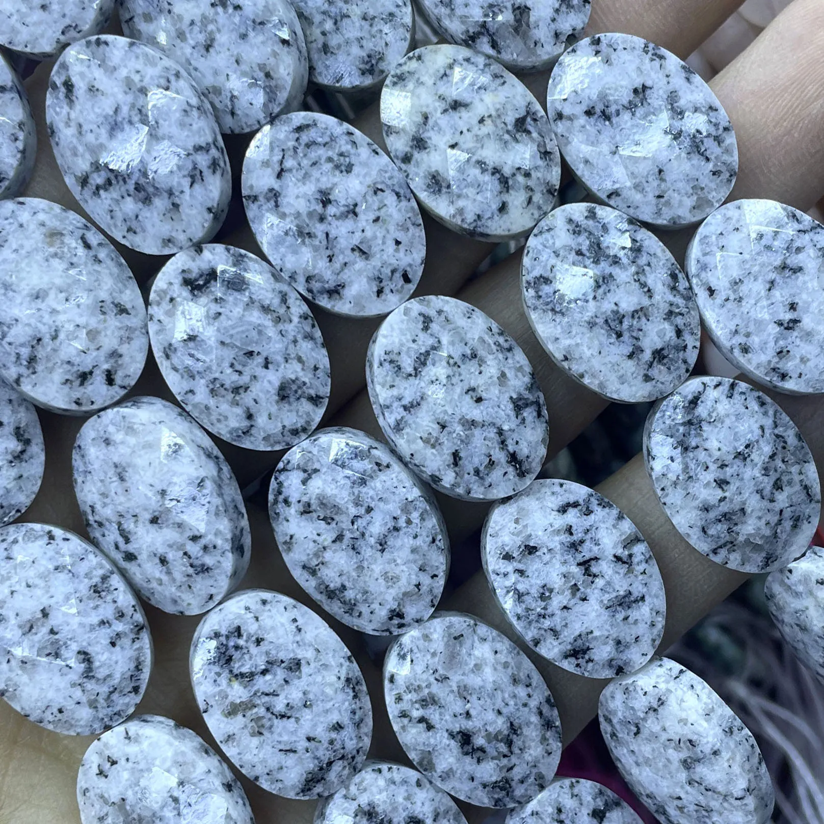 13 x 18 mm facettierte Naturstein-Abstandsperlen in ovaler Form aus Quarz-Aventurin zum Selbermachen für die Schmuckherstellung von Armbändern und Halsketten – Detail 20