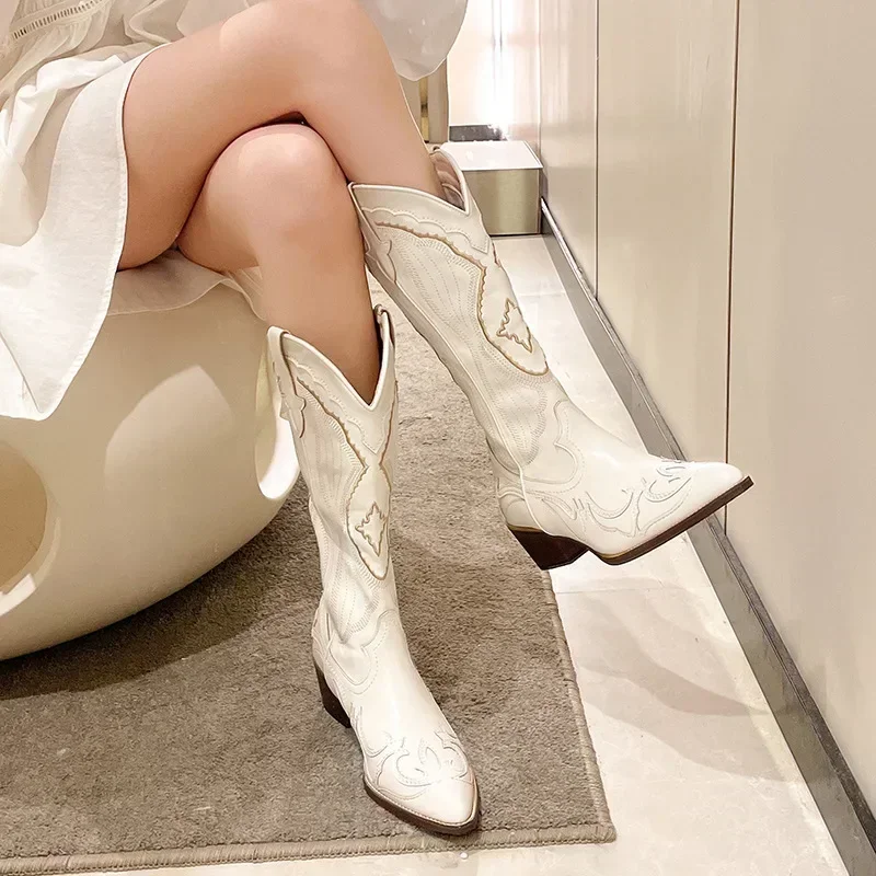 女性のための刺embroideredウエスタンミッドカーフブーツ