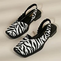 Sandales à embout en cuir pour femmes, nouvelles chaussures simples à fond plat et bout carré, vêtements extérieurs rétro, pantoufles de plage antidérapantes, 2024 6