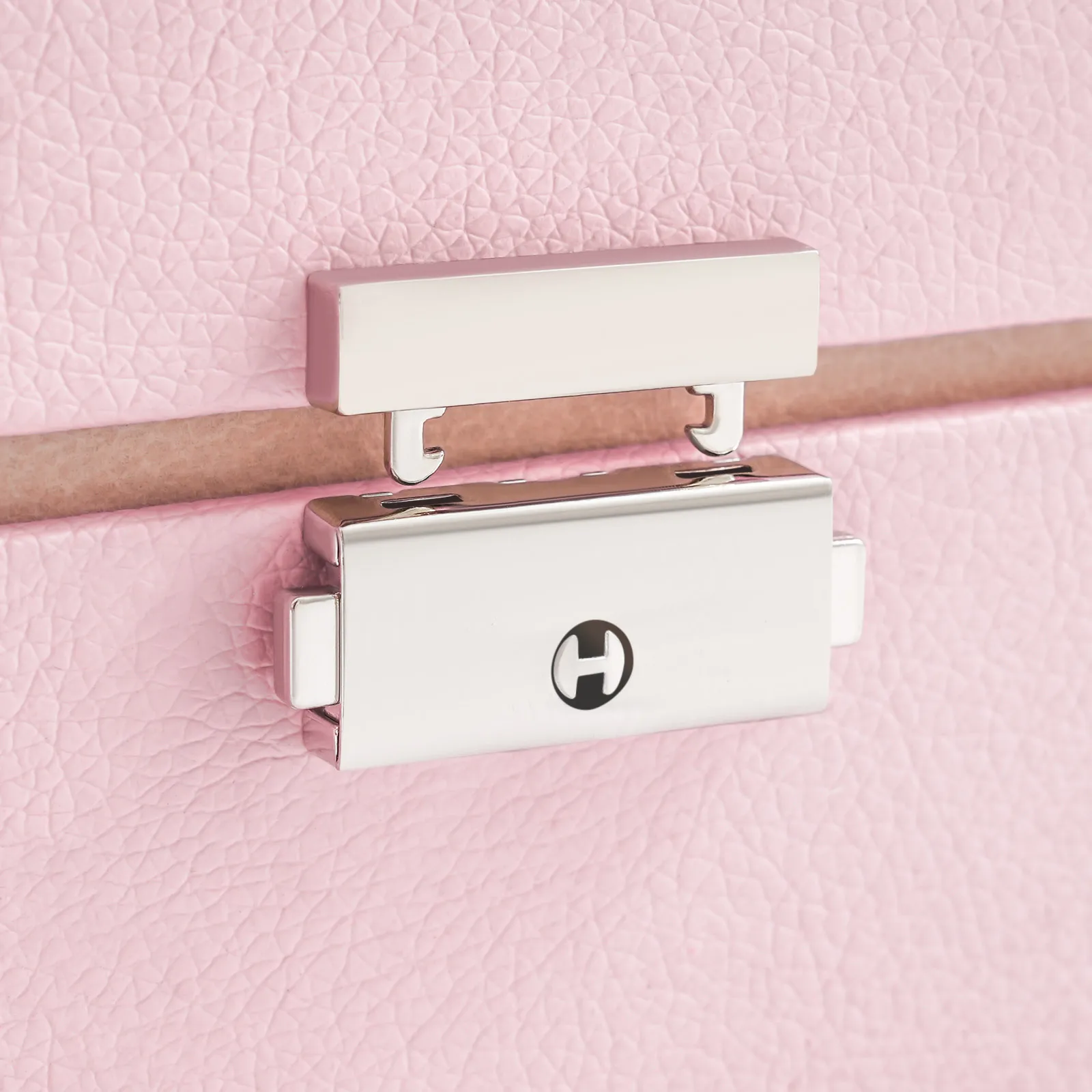 Détail de la serrure et des finitions de la boîte à bijoux