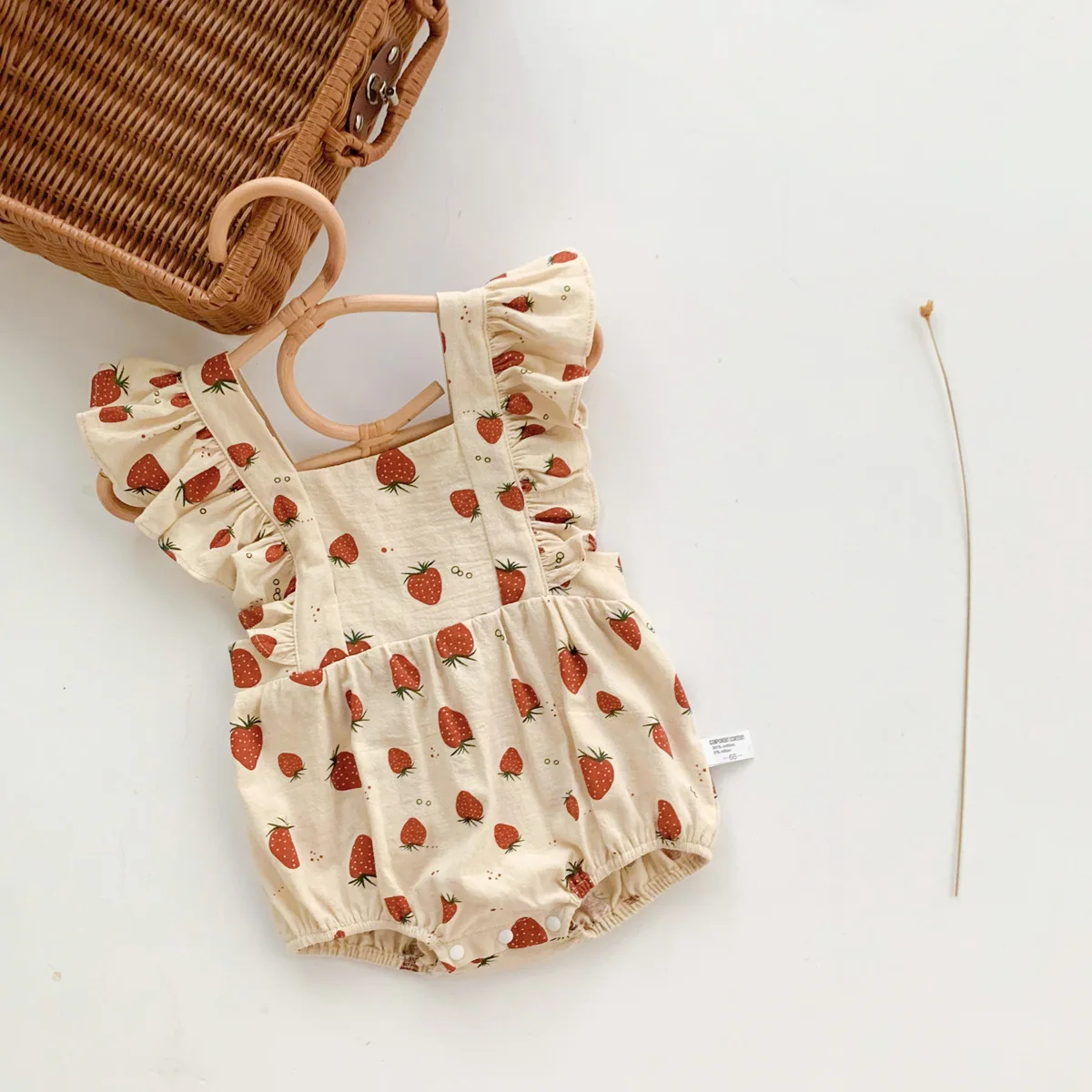 

6630 Korean Baby Girl Clothes 2023 Summer New Fashion Cute Girl's One Piece Clothes Strawberry Printed Flying Sleeve Onesies