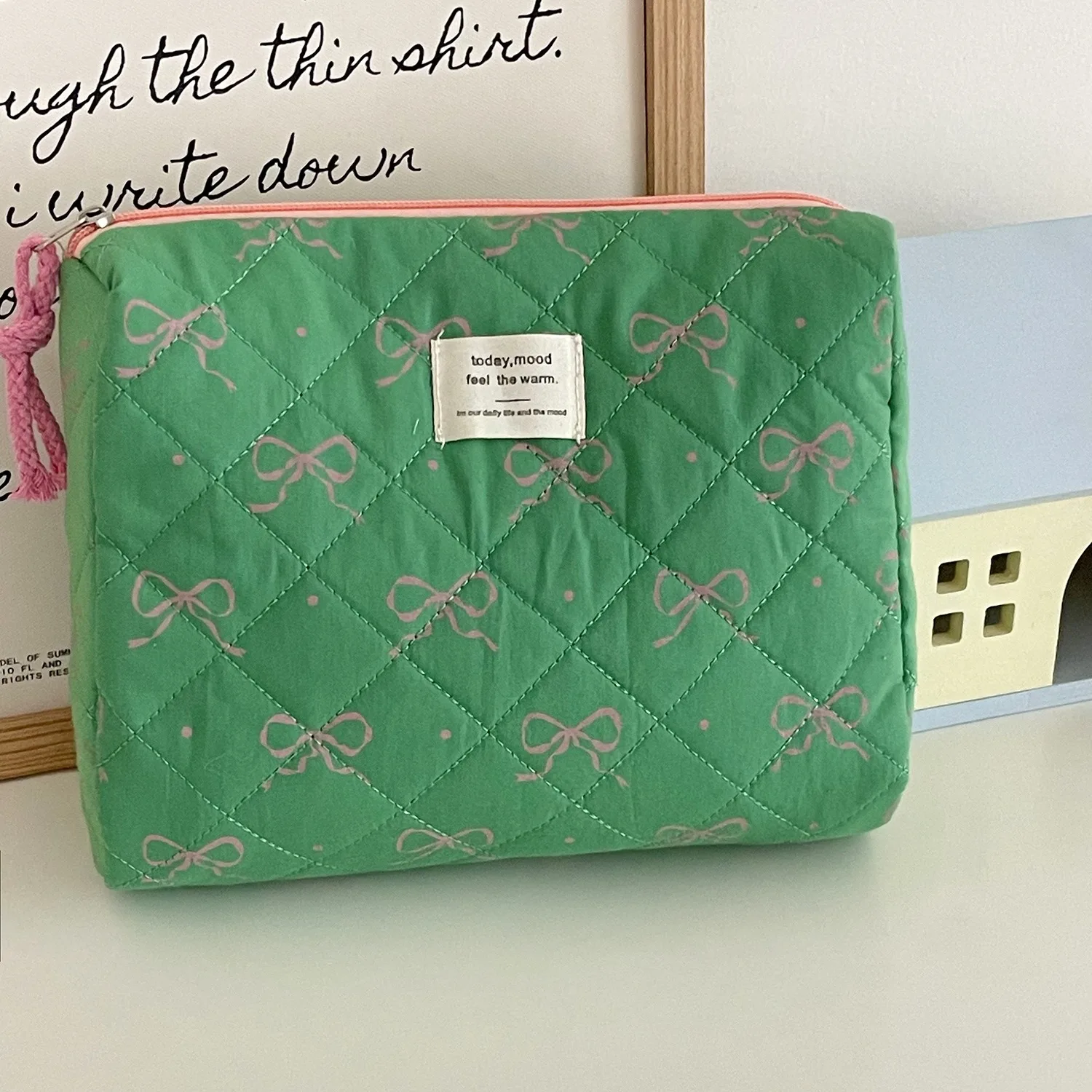 Kosmetiktasche mit Schleifenblumenmuster, große Kapazität, Toilettenartikel-Tasche im Hofstil, gesteppte Aufbewahrungstasche, tragbare weiche Handtasche – Detail 14