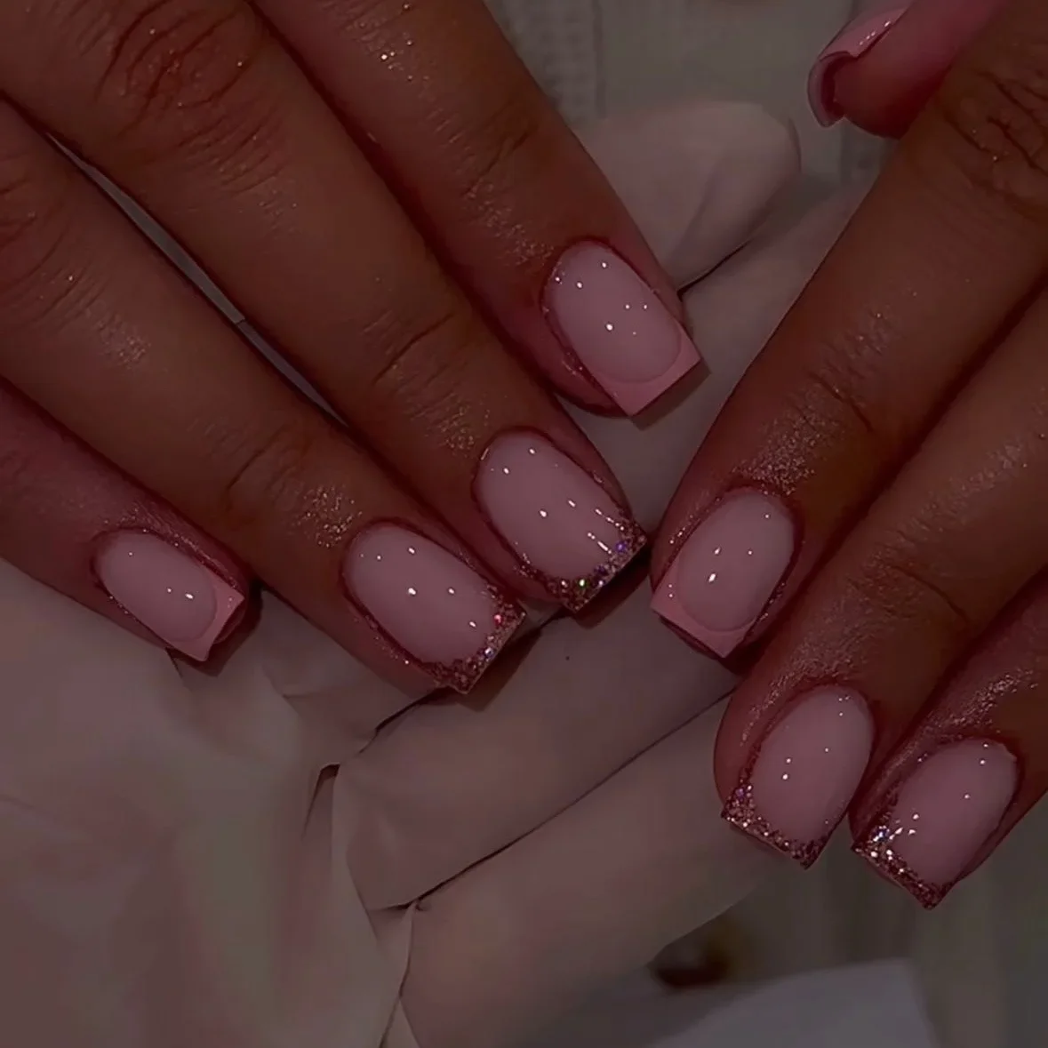 MouYou 24 Stück Press On Nails Kurz, Square - Silber Glitter French Tips, Inkl. Nagelkleber