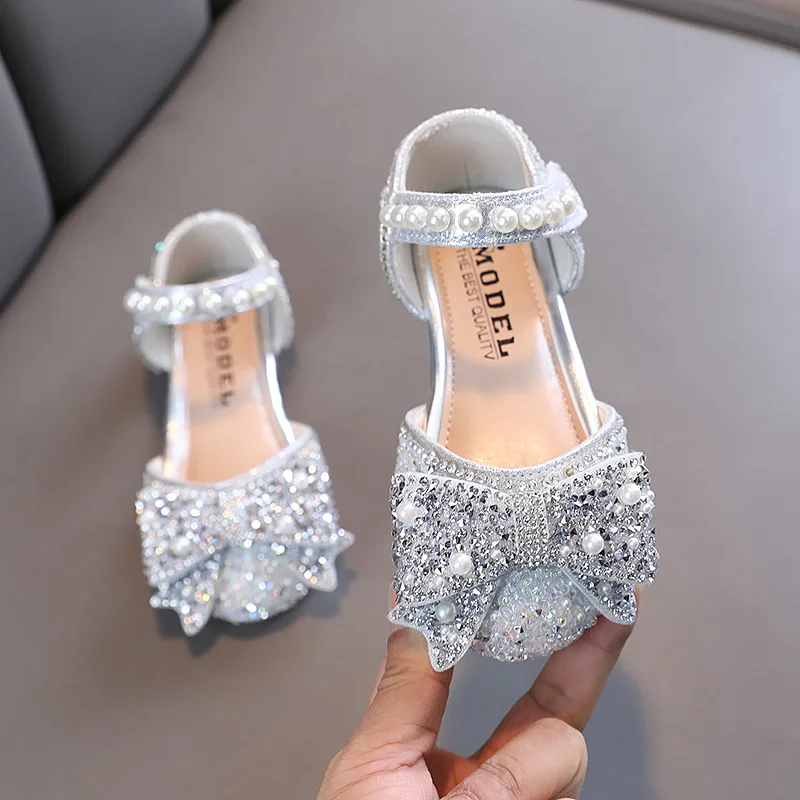 

2023 New Summer Girls Sandals Cute Bow Pearl Rhinestone Sandals Kids Princess Shoes Flat Heels Dancing Shoes Size 21-36 H535