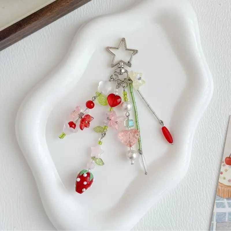 Handgefertigter Erdbeer-Schlüsselanhänger in Tulpenrot, kokett, dekoratives Geschenk, ideal für den täglichen Gebrauch und zum Verschenken.