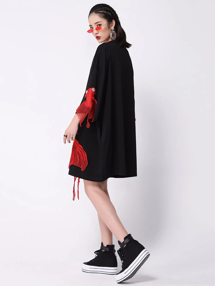 [EAM] Women Black Fish Embroidery Knee Length Big Size Dress New Round Neck Wrist Sleeve Fashion Tide Spring Autumn 2026 OA868