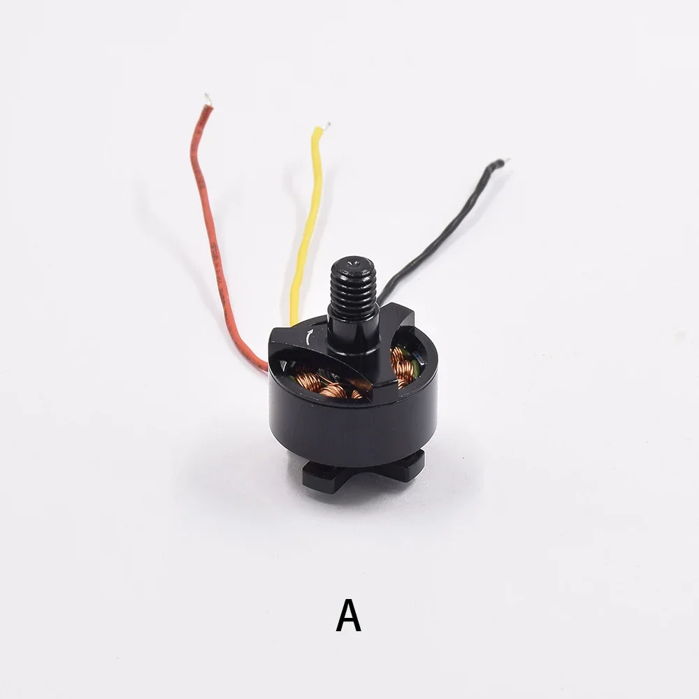 Micro moteur brushless 1306 monté sur un drone, câbles de connexion visibles
