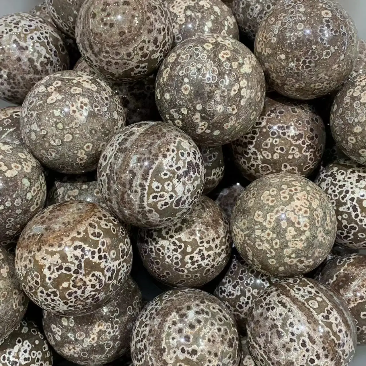 

Beautiful Natural fishseed Stone Crystal Ball For Home Decoration Wedding Decoration Healing Spiritual Energy Stone