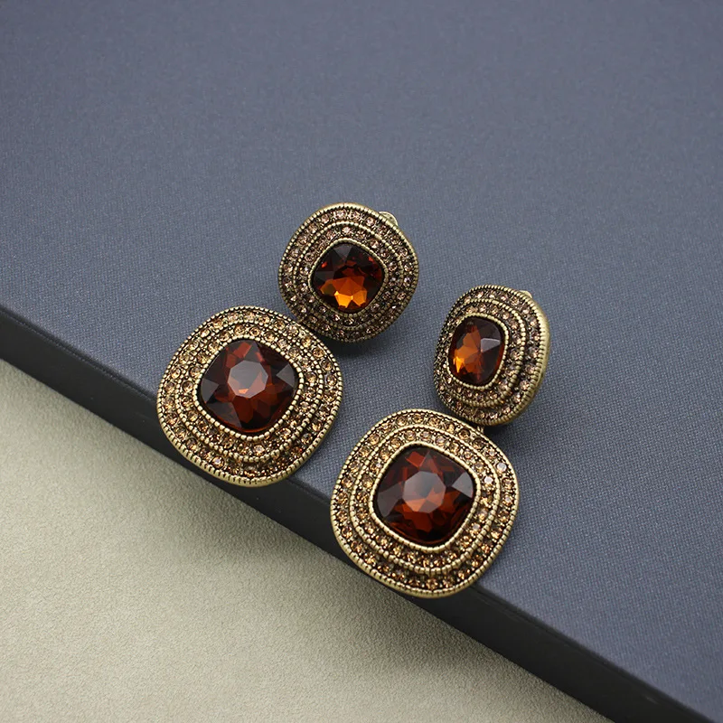 Vintage  grandmother emerald glass pearl sugar ear clip