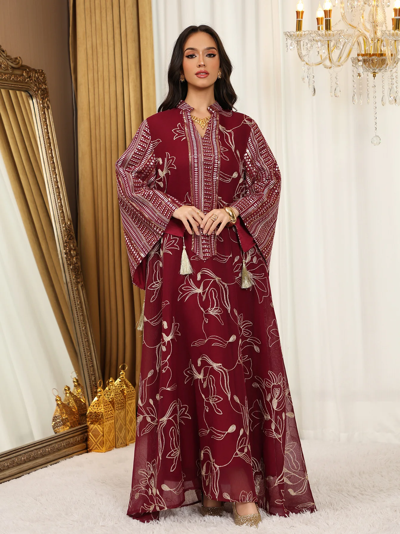 جلابية طويلة بنقوش ناعمة وأكمام واسعة