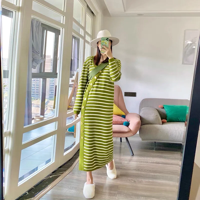 

2022 Spring And Autumn Design High-quality Striped Lazy Loose Gold Button Slanted Lapel V-neck Slit Knitted Long Dress