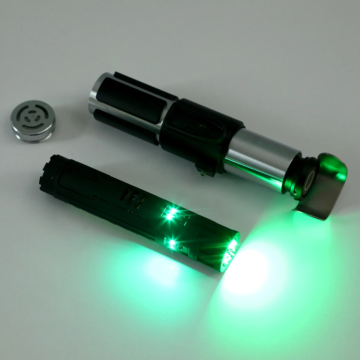 

Elf Sabers Grand Master Yoda NeoPixel Lightsaber Removable Proffieboard Chassis switch 3/4 Inch Size Blade 60cm Length glow toy