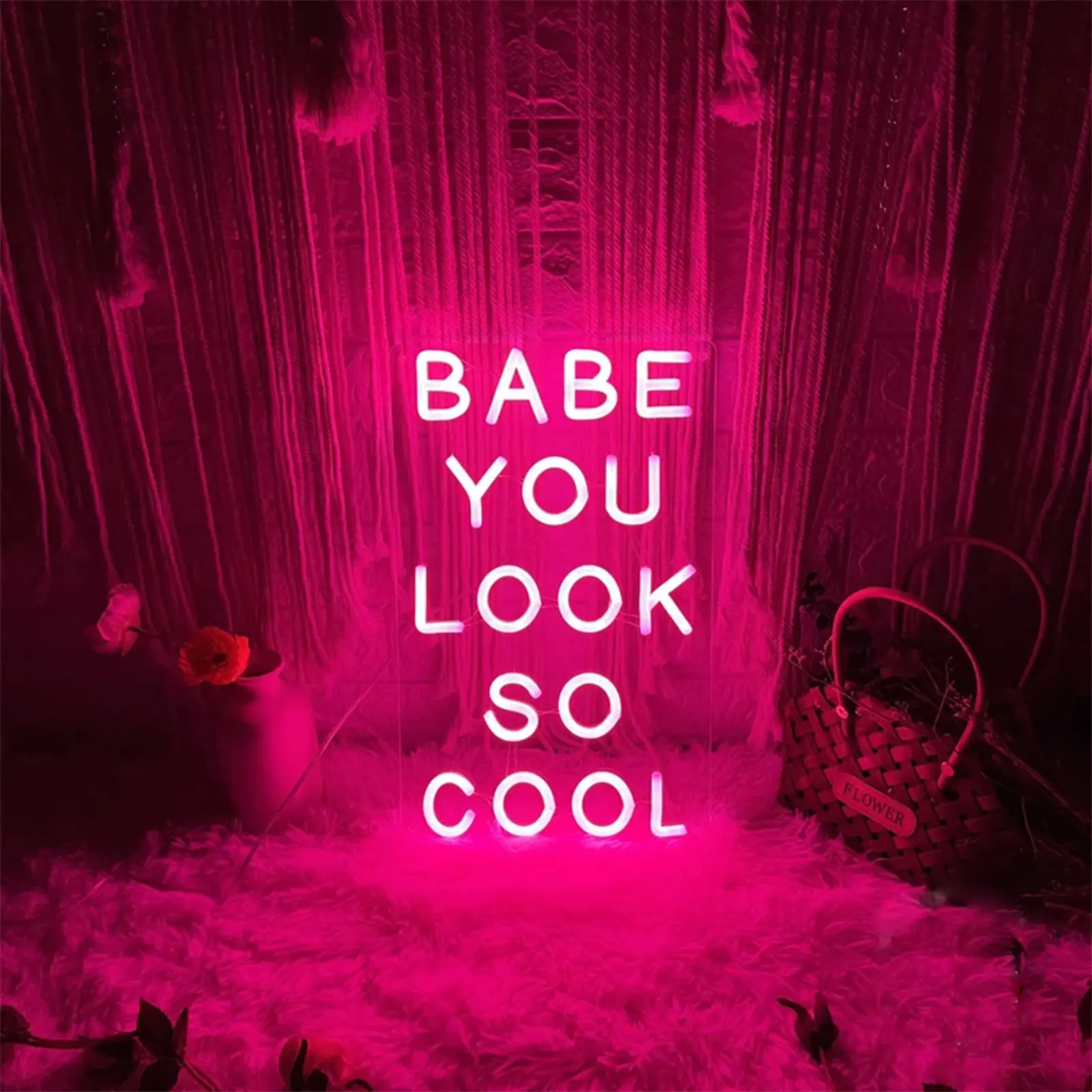 

Детская неоновая вывеска с надписью «You Look So Cool»