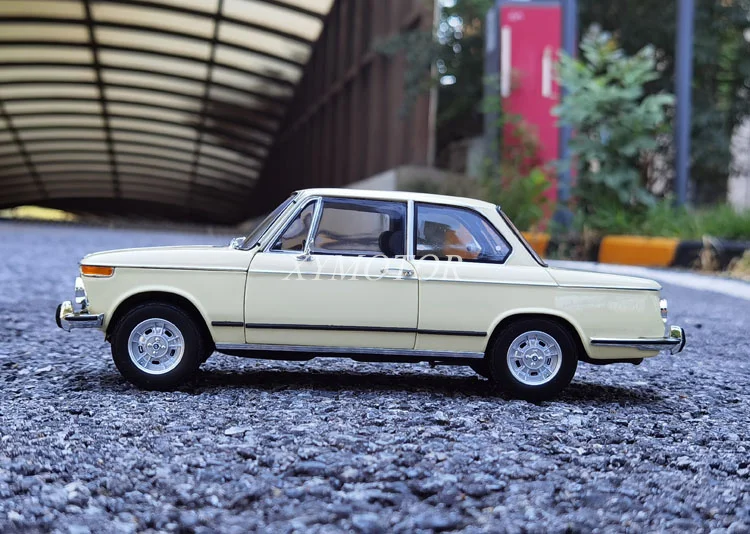 Kyosho 1/18 For Bmw 2002 Tii Diecast Model Car Toys Hobby Gifts 
