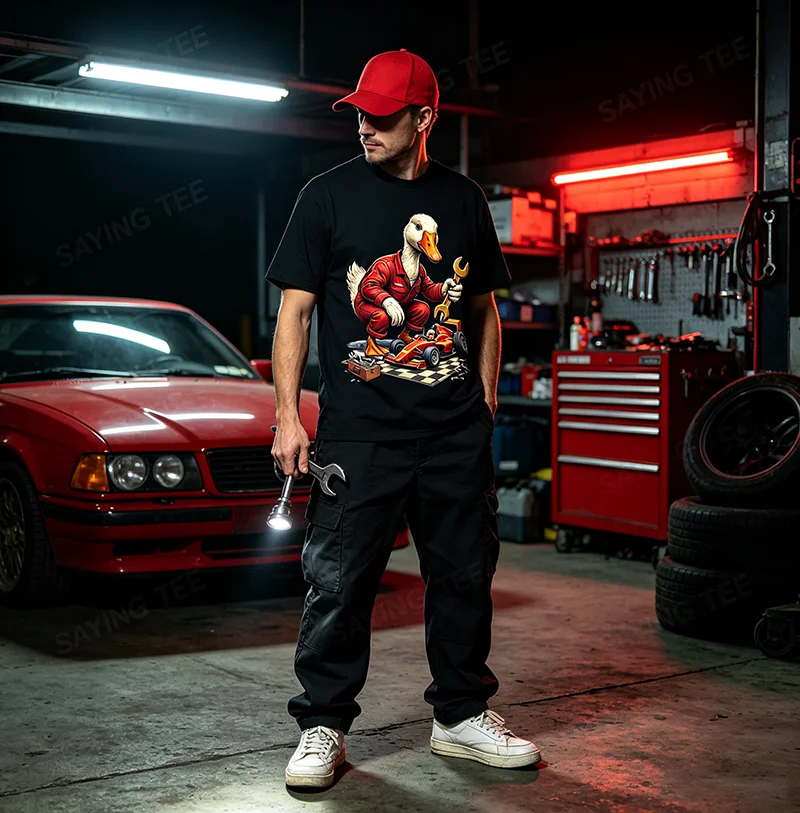 Silly Goose Race Car Pit Stop Grafik-T-Shirt Y2k Silly Goose Art Herrenbekleidung Ausgefallener Humor Racing Mechanic Neuheitsbekleidung