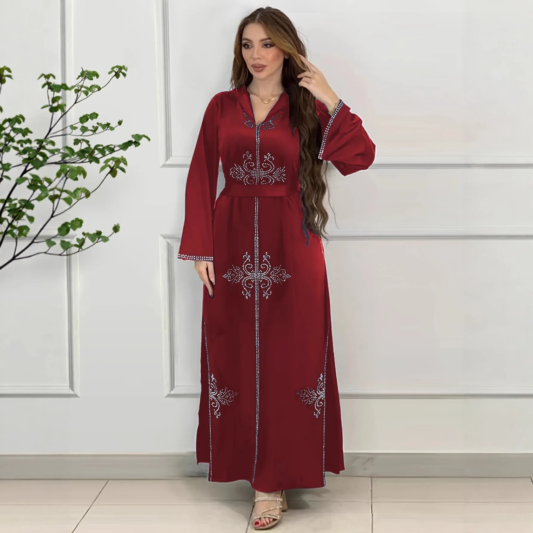 جلابية عنابية بتطريز ناعم