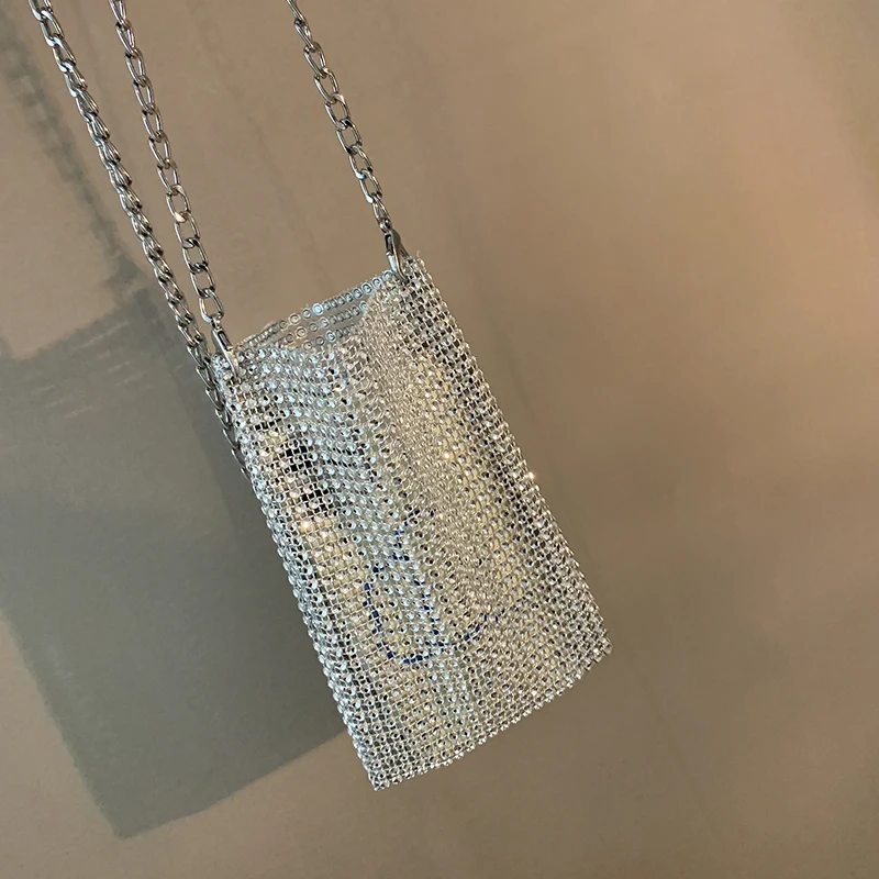 thumbnail image 1 of Bolso de lujo para mujer con cadena de metal hueca de diamantes de imitación con incrustaciones de diamantes, bolso de mensajero de banquete de moda con diamantes brillantes y personalidad, nuevo, 1 of 5
