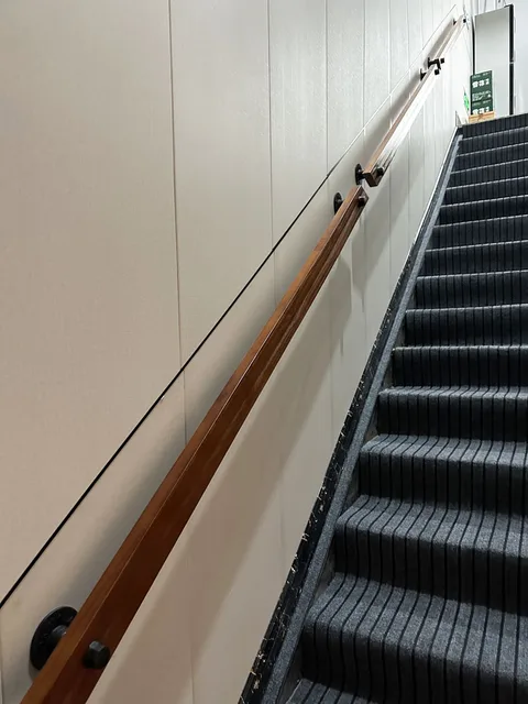 ราวจับบันไดขนาด30-200ซม. ทำจากไม้สนธรรมชาติพร้อมขายึดเหล็กสำหรับวิลล่าห้องใต้หลังคาห้อง/ทางเดินตกแต่ง 1