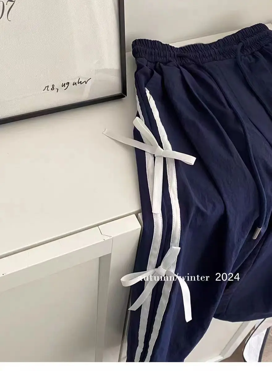Herbst-Jogginghose für Mädchen mit seitlicher Schleife – weiche, mit Fleece gefütterte Jogginghose, stilvolle und gemütliche Herbsthose für Kleinkinder und große Kinder – Detail 2