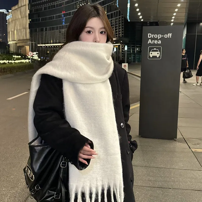 Kalın örme kumaşı gösteren büyük bej atkının yakın çekimi