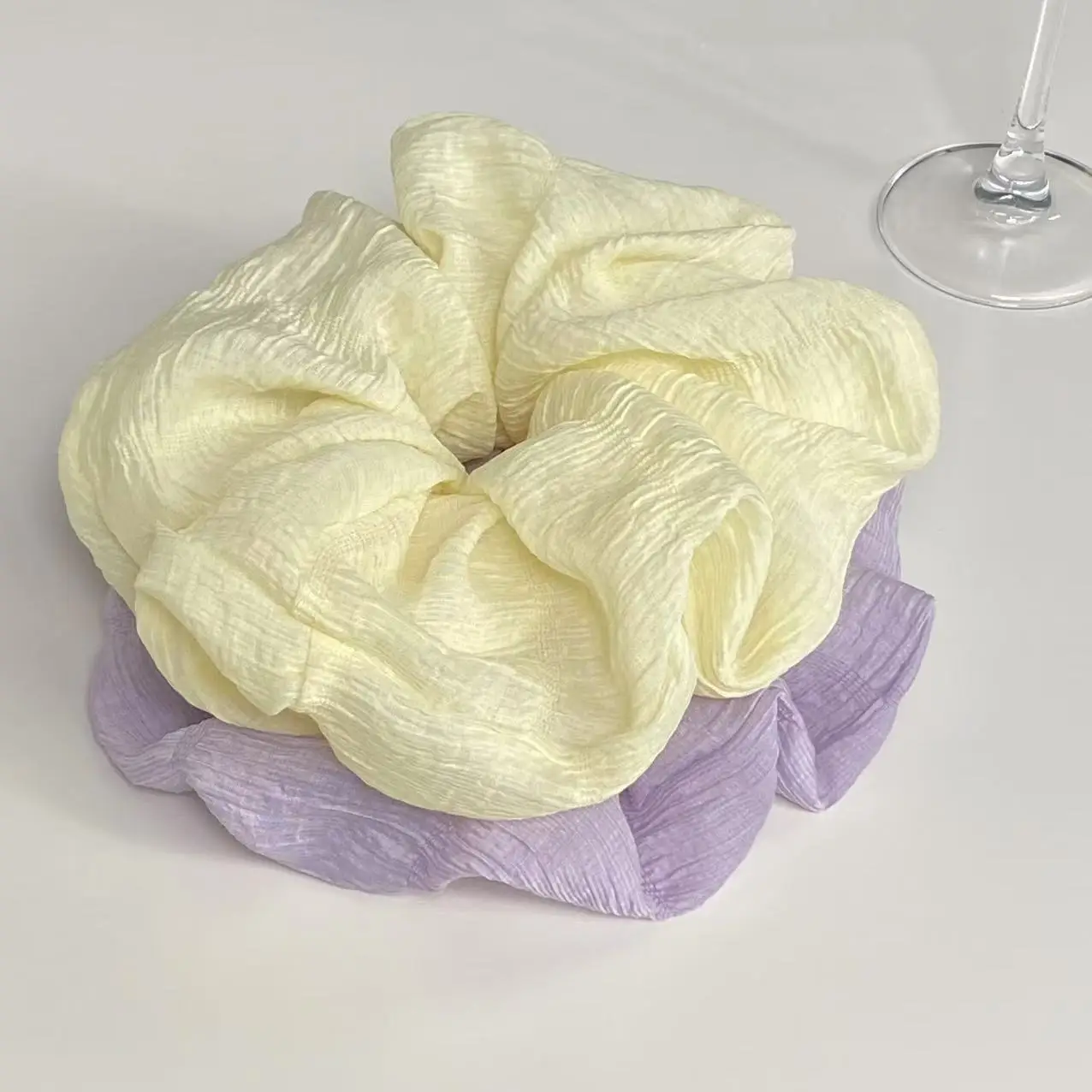 1 Stück hellgelber strukturierter Scrunchie, großer weicher Haargummi, schickes Haar-Accessoire für Frauen, perfekt für das tägliche Styling – Detail 7