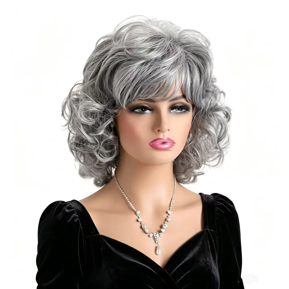 Parrucche Grigie Corte e Riccioline per Donne, Parrucca Sintetica Resistente al Calore con Frangia, Parrucca da Anziana per Uso Quotidiano, Feste, Cosplay, Halloween - immagine 5