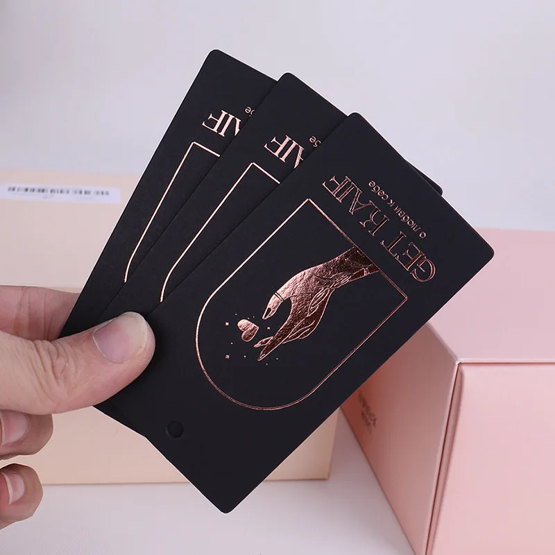 맞춤형 800gsm 블랙 카드지 로즈골드 데보스드 행택 고급 의류 브랜드용 무지 라벨 도매