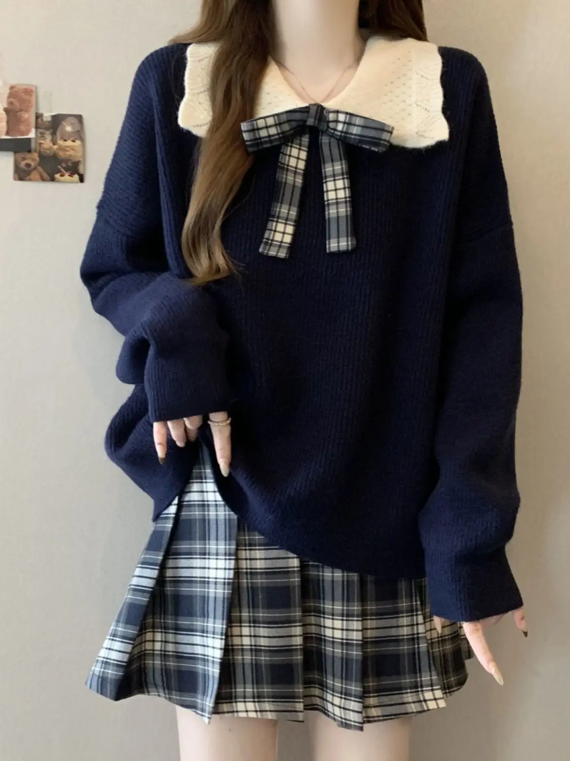 Marineblauer Oversize-Pullover für Damen, Jumper mit Puppenkragen, Warme Pullover mit Weißem Peter-Pan-Kragen & Karierter Schleife, Süßes Schuloutfit – Detail 6