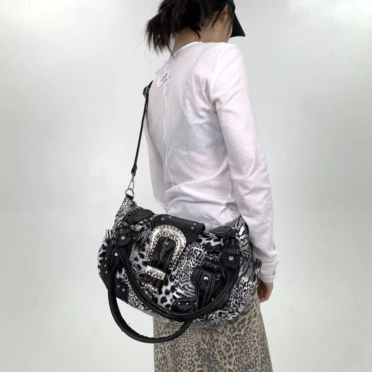 Y2K Street Personality Spicy Girl Patchwork-Einkaufstasche mit Leopardenmuster, mehreren Taschen und Nieten, Retro-Umhängetasche – Detail 15