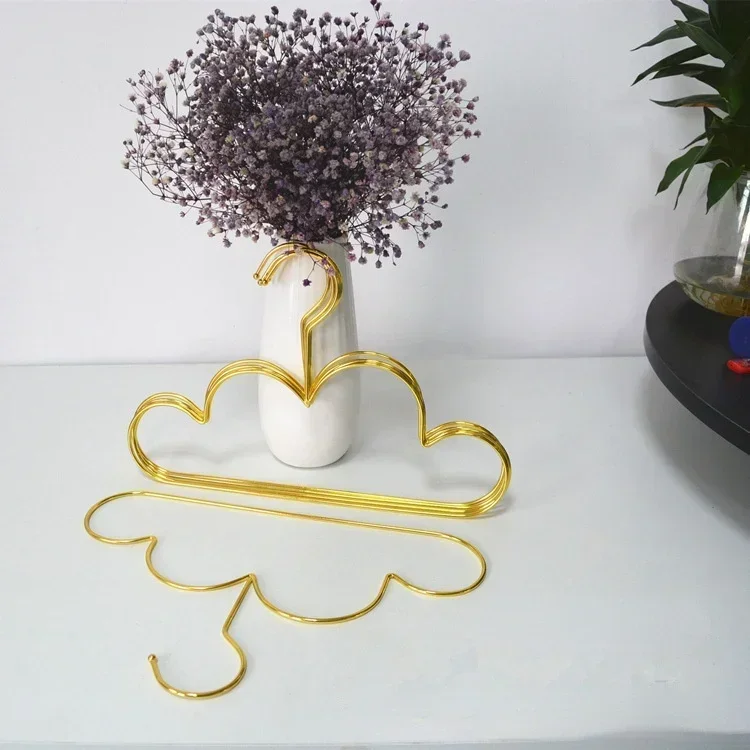 Appendiabiti In Metallo. Rack Rack, Round Kids Cloud Tie Belt Half Scarf Silk Gold Hanger