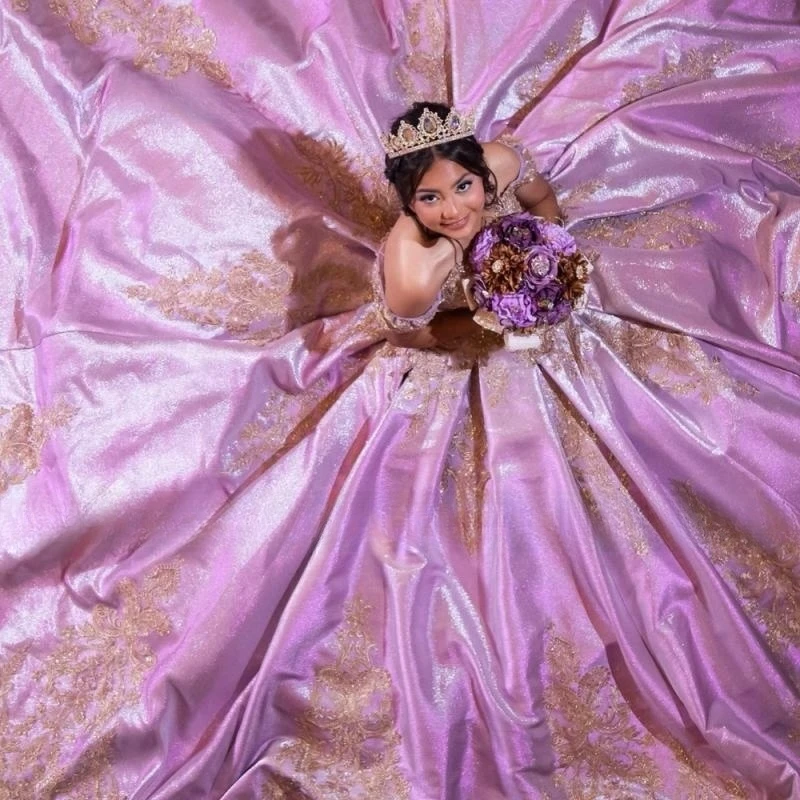 

Luxury Purple Quinceanrea Dresses 2023 Lilac Golden Lace Applique Sweethear Princess Sweet 15 16 Year Birthday Party Gown Gift