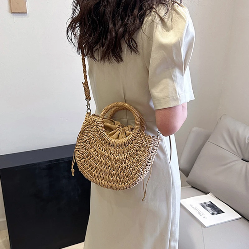 Hand gewebte Stroh Rattan Halbmond Strand Handtasche große Kapazität Frauen Sommer hohl aus Crossbody-Umhängetasche – Detail 24