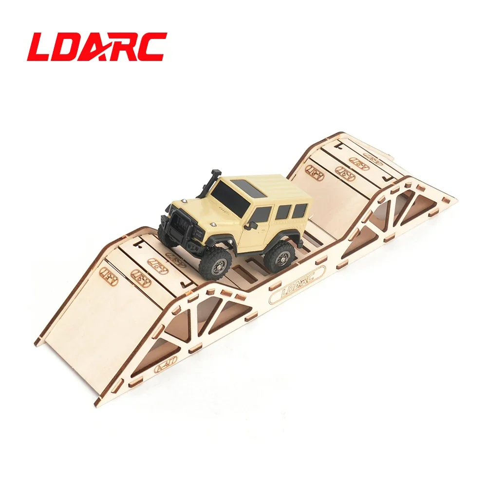 Voiture RC 1/43 tout-terrain bleue sur fond blanc, parfaite pour simulation de course d'obstacles