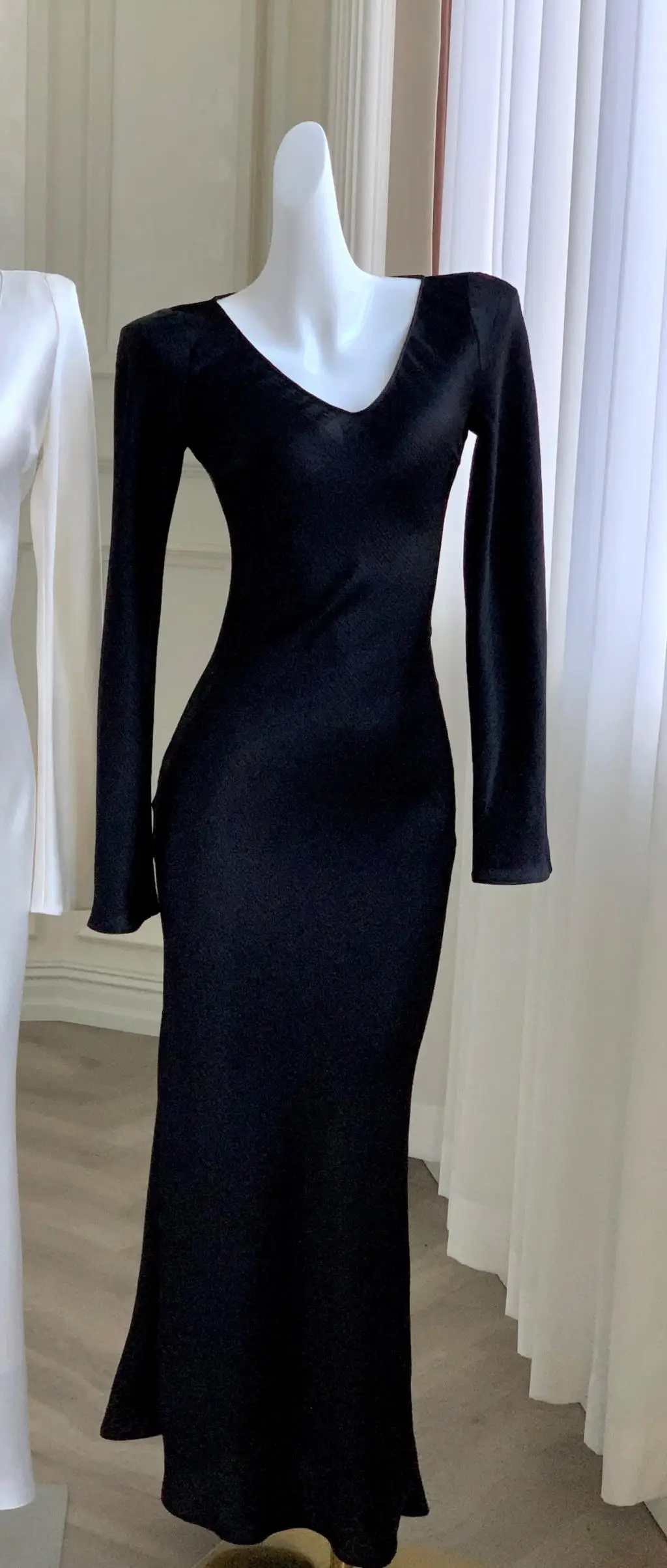 thumbnail image 1 of Elegante vestido largo de sirena de satén para mujer, vestido de fiesta de noche para boda, vestido de graduación, vestido de una pieza con escote en V y mangas largas, 1 of 5