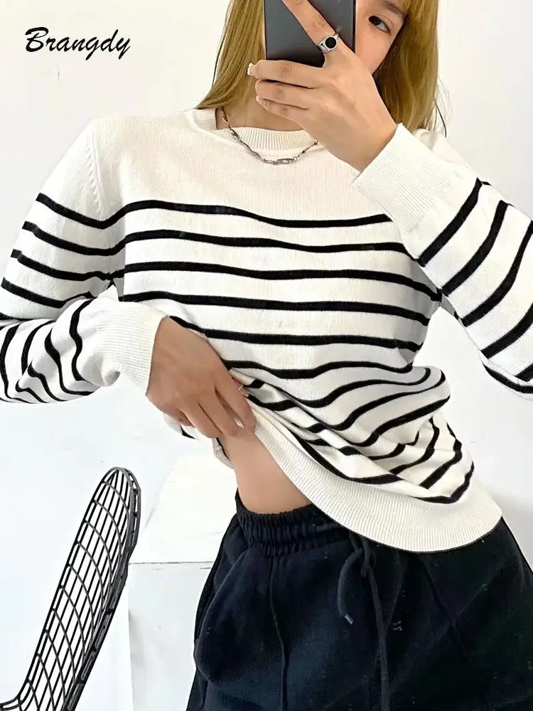 

2022 Knitted Pullovers Elegant Round Neck Loose Striped Women Sweater Pullover Autumn Sweater Street Chic Youth Female Sweater