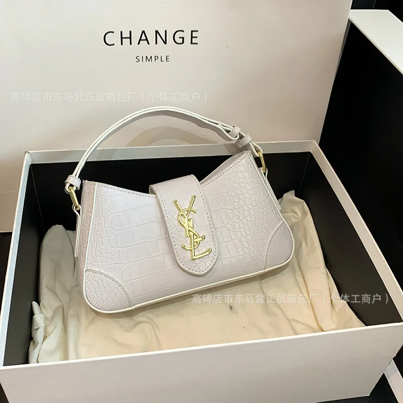 حقيبة كتف صغيرة منقوشة بملمس الحجر 2025