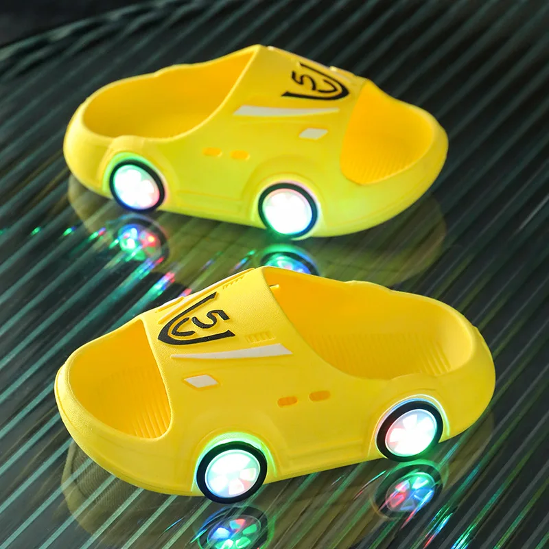 Zapatillas luminosas con forma de coche para niños y niñas, zapatos bonitos de moda para el baño, zapatillas de Interior para el hogar de dibujos animados