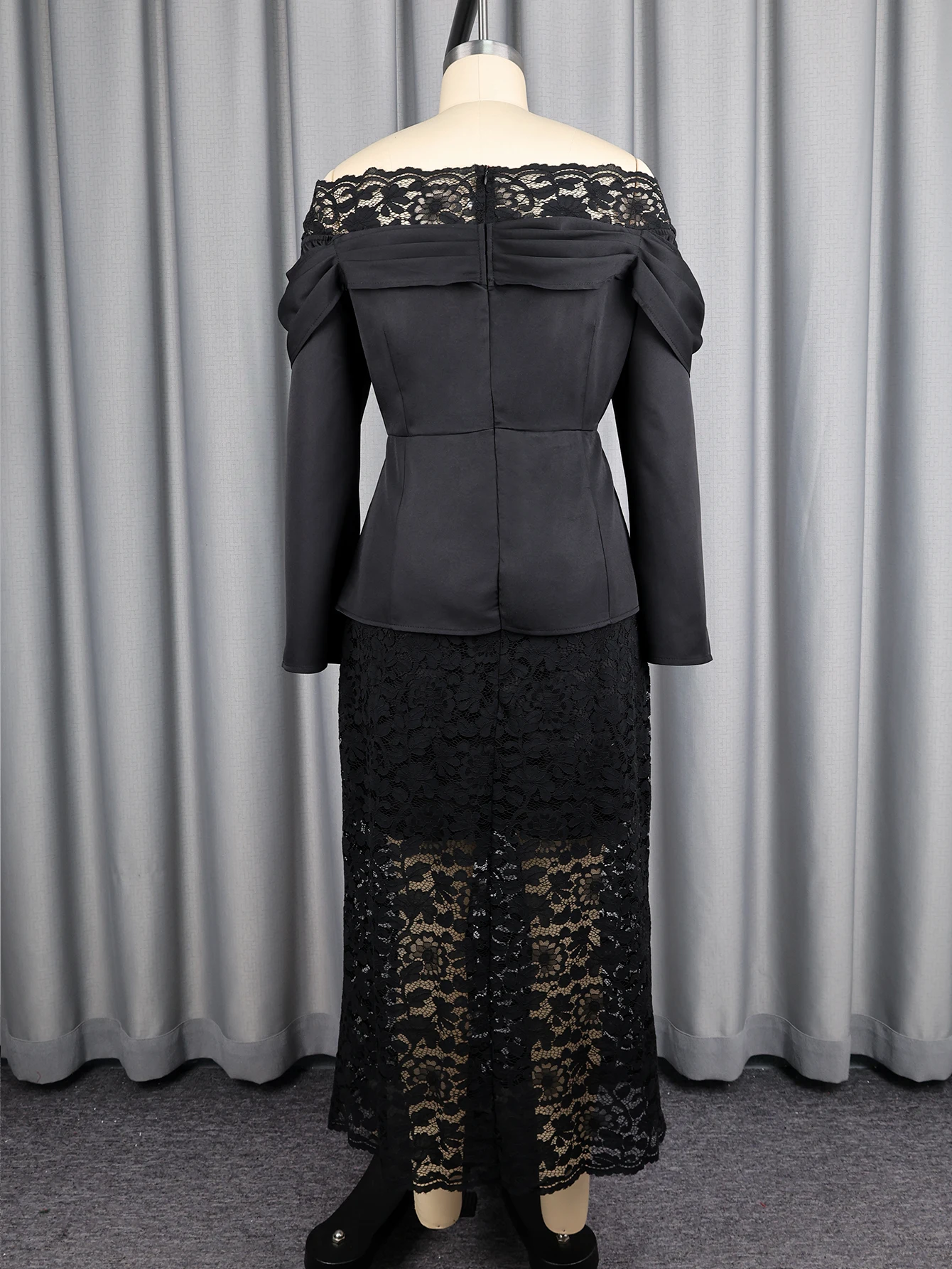 فستان أسود أوف شولدر بتفاصيل دانتيل أنيقة