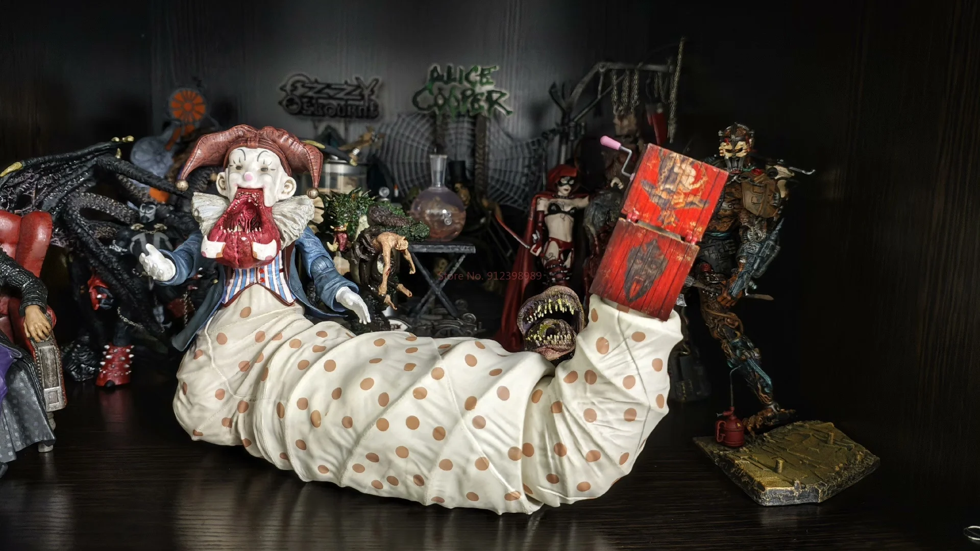 NECA – Action Figure Deluxe Der Klown 25 Cm – Da Krampus (2015) – Con Accessori E Base Divorante