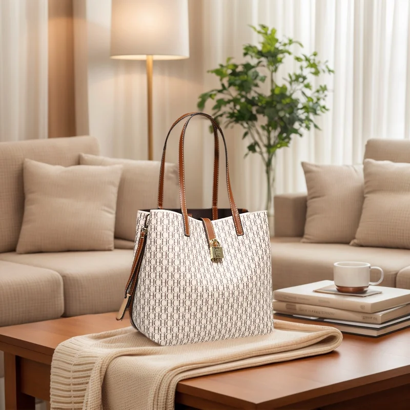 حقيبة كروس جلدية فاخرة من CH ذات سعة كبيرة