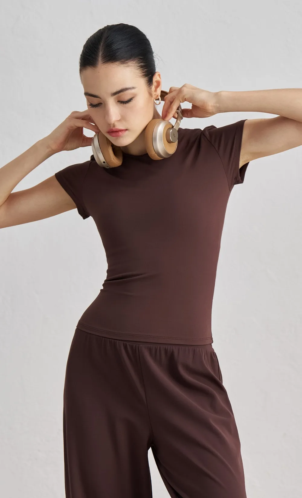 Nacktes, lässiges Sport-T-Shirt für Damen – schmal geschnittenes, kurzärmliges, atmungsaktives Taillenschlankheits-Yoga-Top für Laufen, Training und Fitness – Detail 11