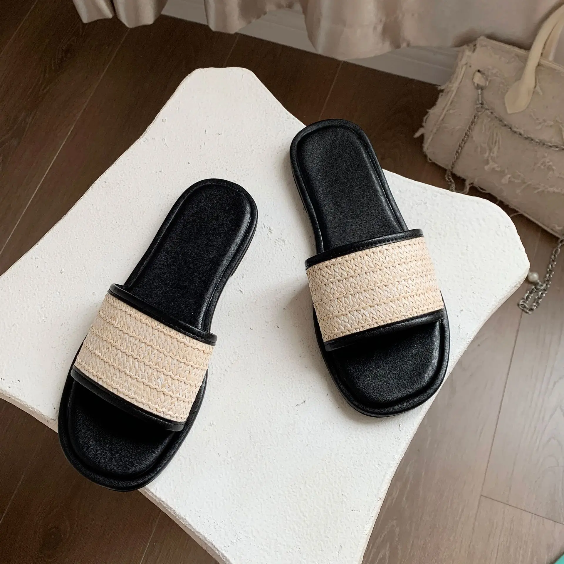 

Flat bottomed retro woven Roman sandals for women's outerwear 2023 spring new color matching casual ins flip flops